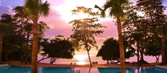 Beautiful and tastefully furnished Townhouse - Ocean views and private beach.