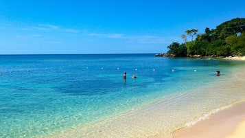 Plage à proximité, chaises longues, serviettes de plage
