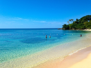Beach nearby, sun loungers, beach towels