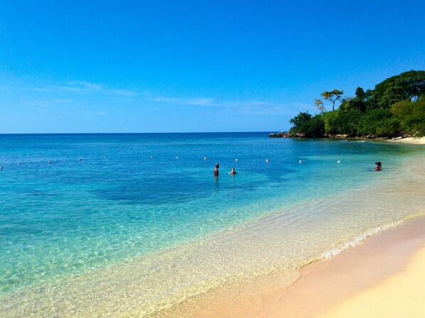 Beach nearby, sun-loungers, beach towels