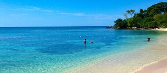 Beautiful and tastefully furnished Townhouse - Ocean views and private beach.