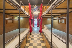 2 bedrooms, in-room safe, WiFi - 2 Bunk Bed in Dorm - Bui Vien walking st. - D 1 - HCMC (Ho Chi Minh)