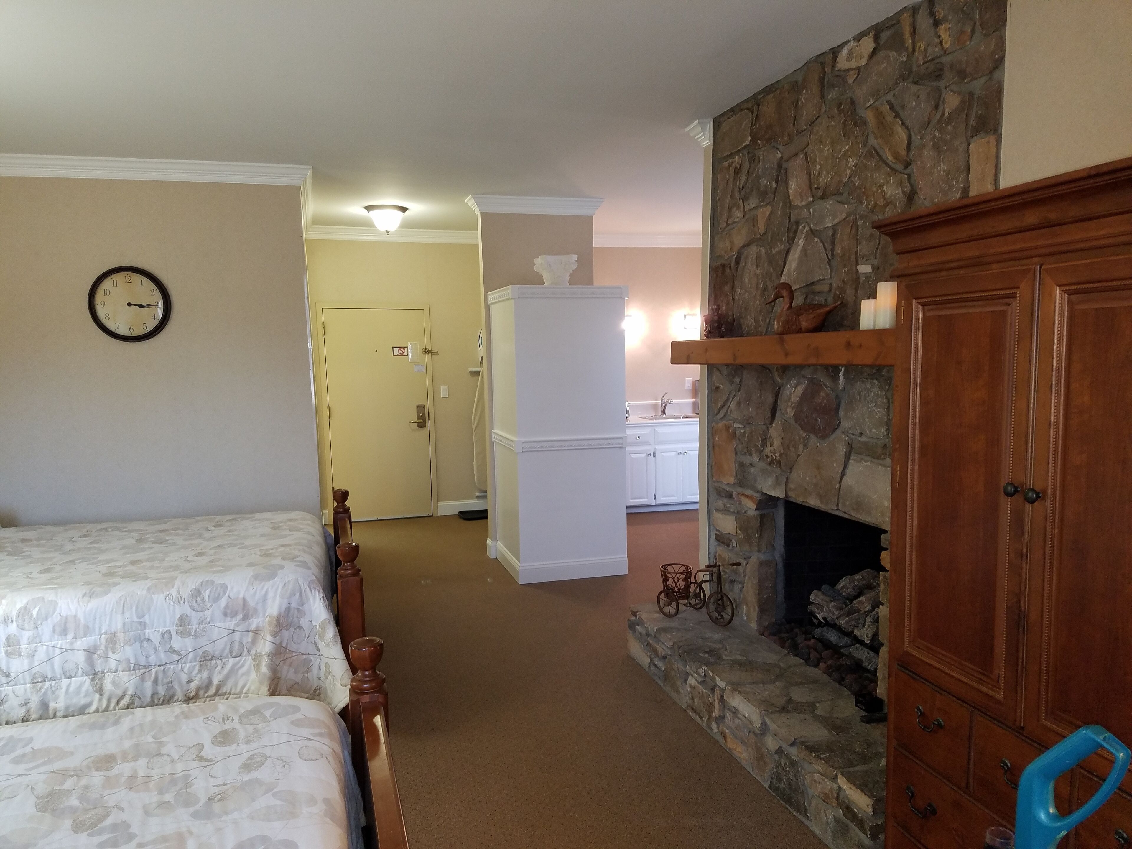 Jeremy's Lodge Fireside Suite w/kitchenette