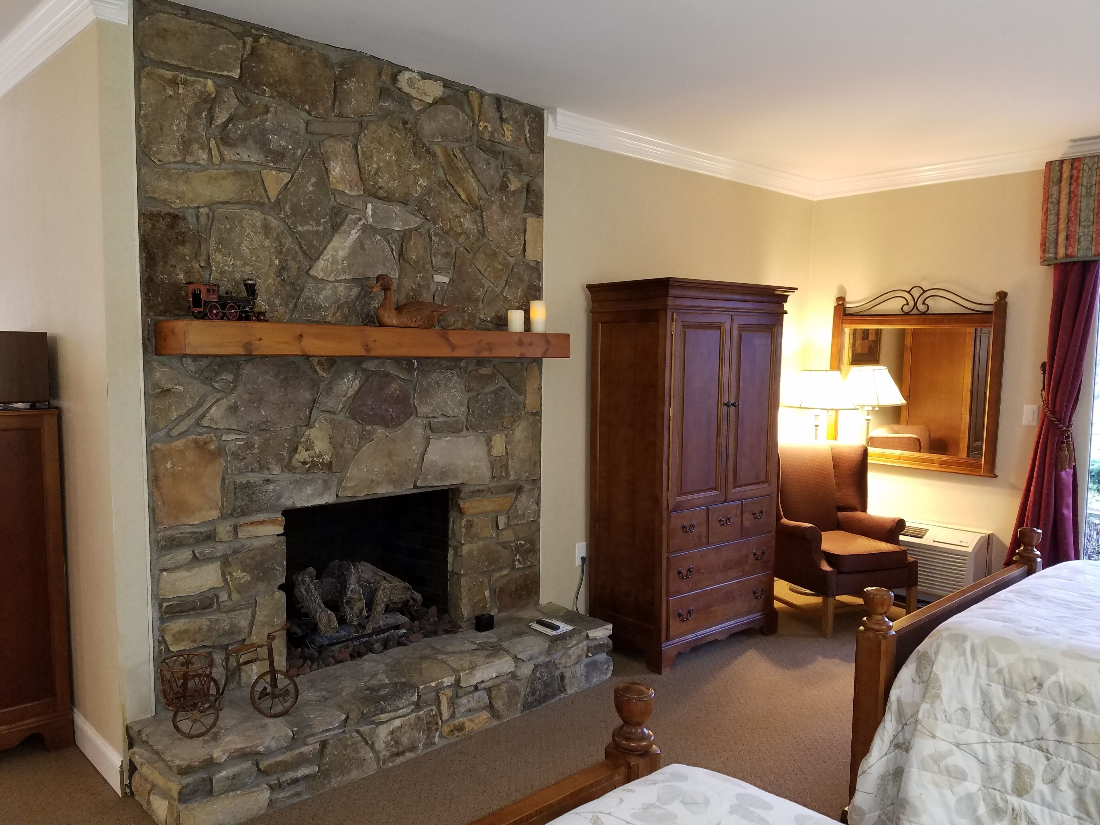 Jeremy's Lodge Fireside Suite w/kitchenette