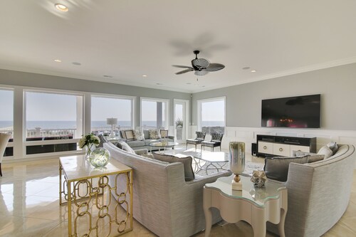 New Oceanfront home with  Pool/Spa, Game Rm, Elevator,4  Masters & Movie Theater