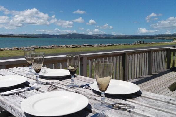 Outdoor dining - Aotea Harbour bach, stunning views of the harbour (Aotea)