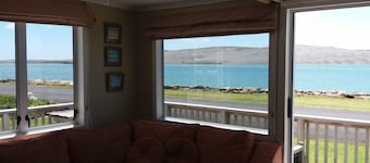 Aotea Harbour bach, stunning views of the harbour