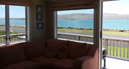 Aotea Harbour bach, stunning views of the harbour