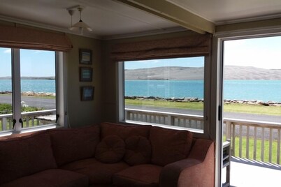Aotea Harbour bach, stunning views of the harbour