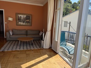 Smart-TV, DVD-Player, Bücher, Videothek