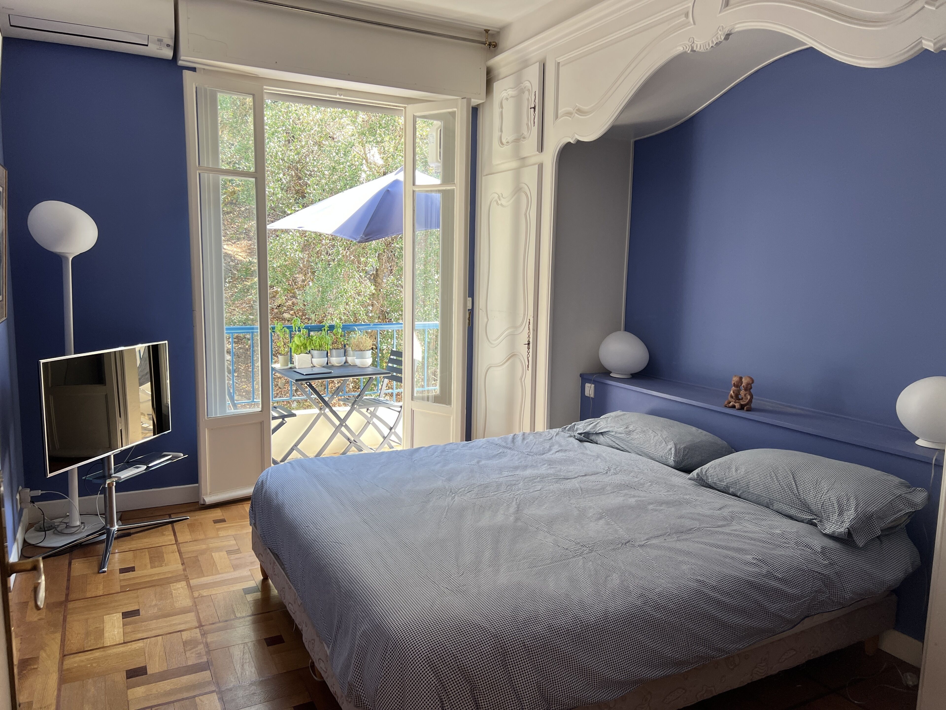 2 habitaciones, escritorio y tabla de planchar con plancha 