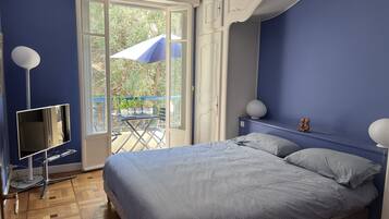 2 habitaciones, escritorio y tabla de planchar con plancha