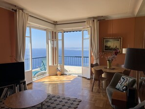 Smart-TV, DVD-Player, Bücher, Videothek