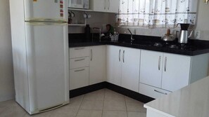 Kylskåp, mikrovågsugn, ugn och spishäll