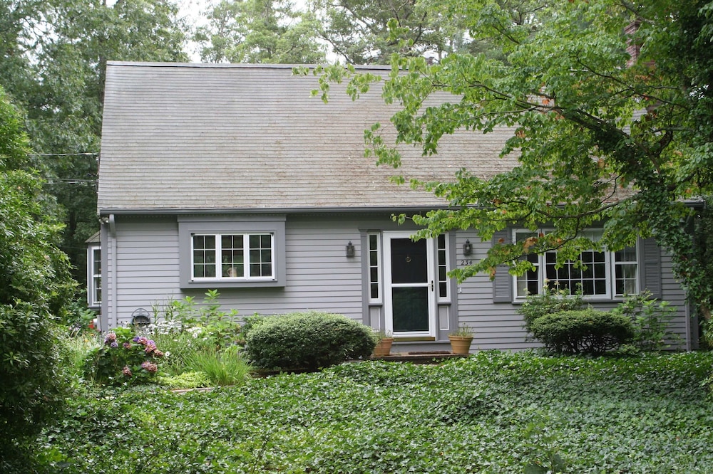 Spacious Family Getaway. Barnstable Beach pass included