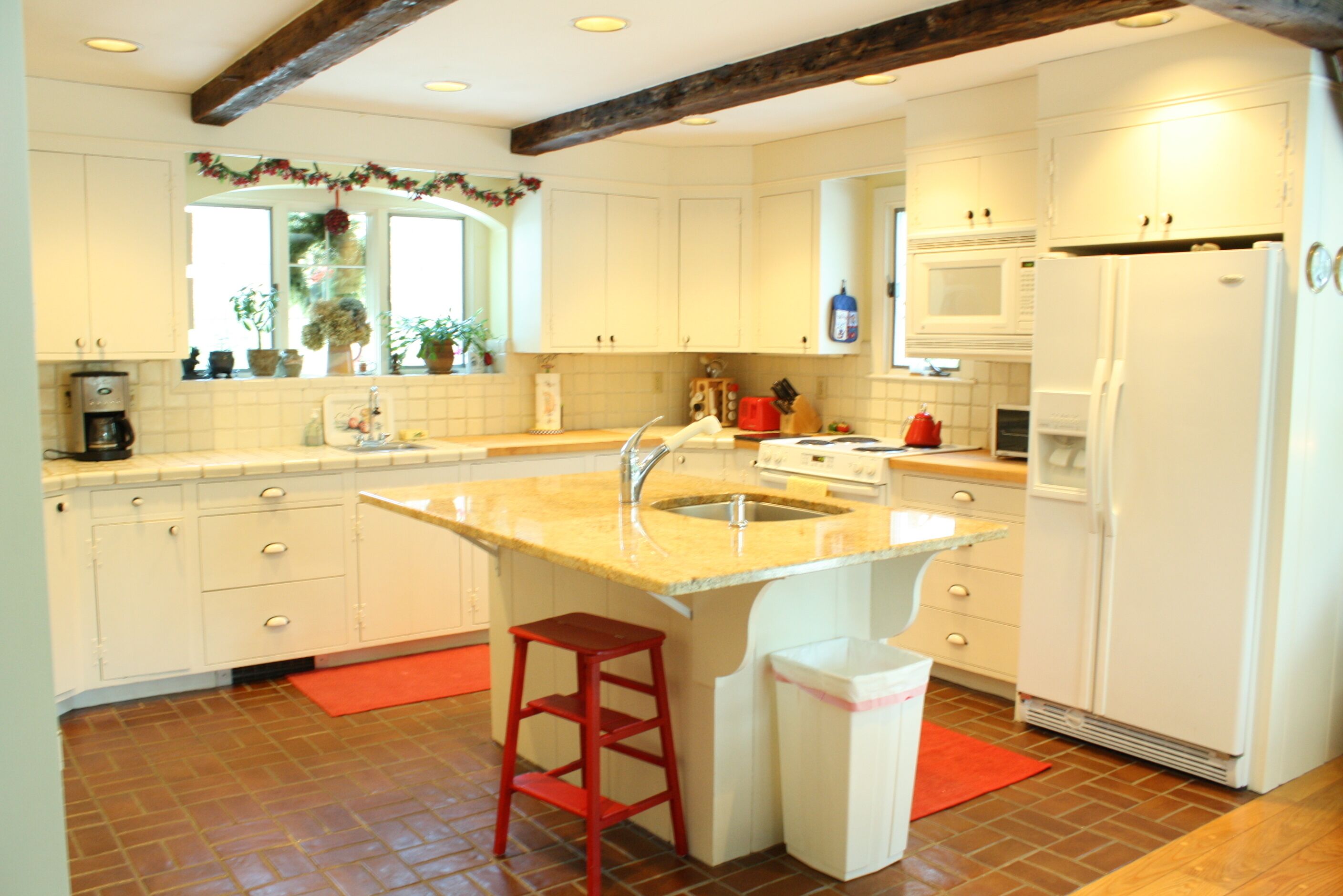 Spacious Family Getaway. Barnstable Beach pass included