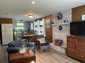 Smart TV - Brewster - Minutes walk to Bayside beach & Bike Trail! Private, ideal location. (Brewster)