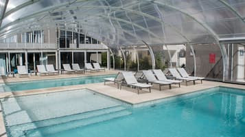 2 piscines couvertes, chaises longues