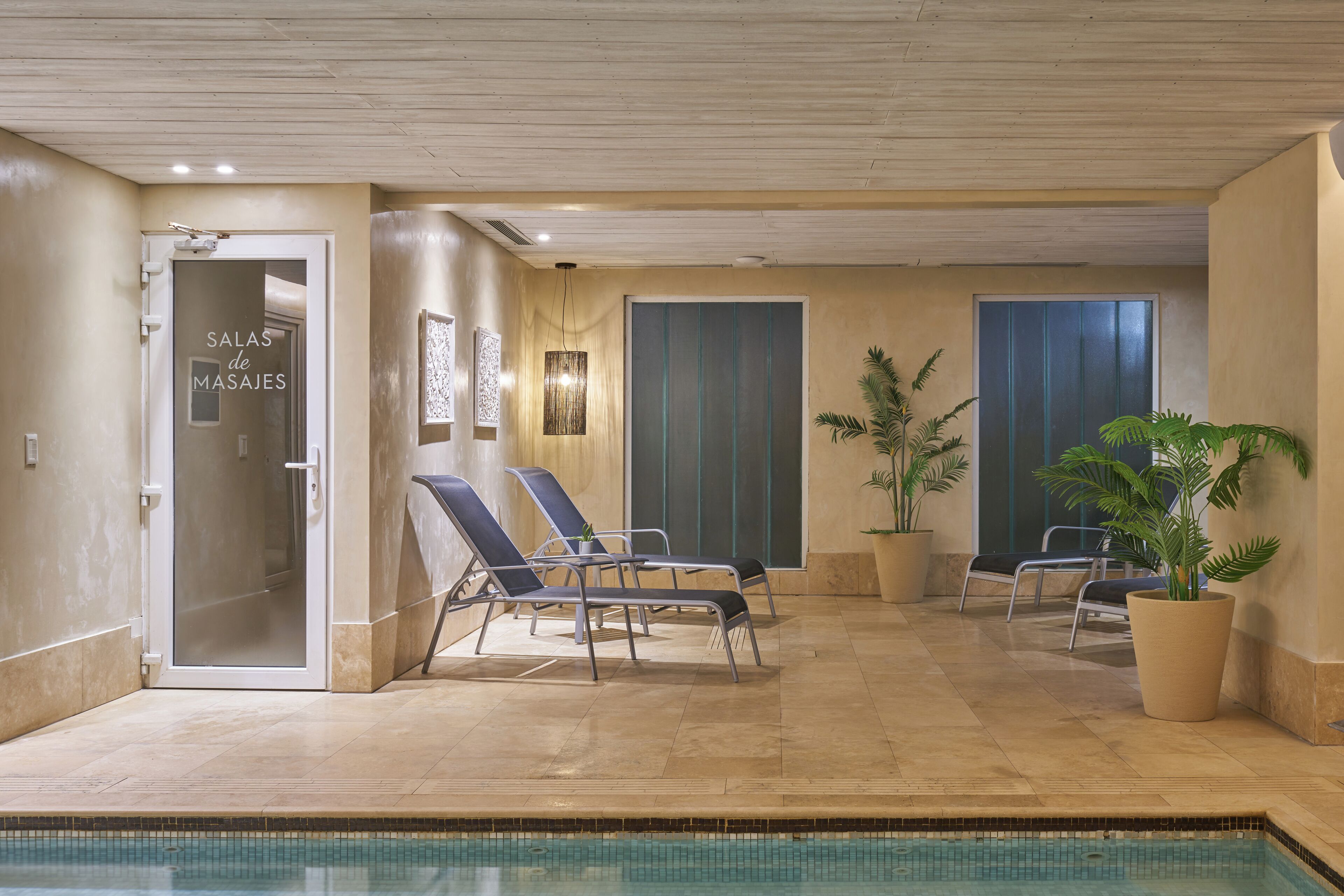 Salas de tratamiento para parejas, sauna y tina de hidromasaje 