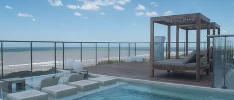 2 piscinas techadas, sillones reclinables de piscina