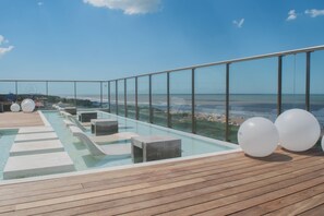 2 hồ bơi trong nhà, ghế dài tắm nắng 