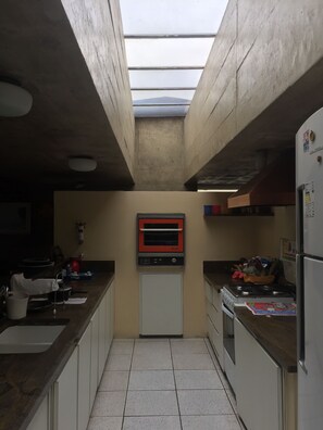 Geladeira, micro-ondas, fogão, cooktop