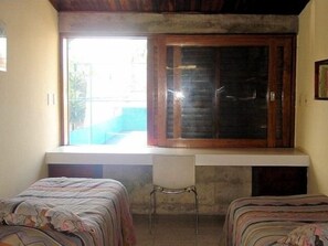 2 makuuhuonetta, työpöytä, silitysrauta/-lauta, internet