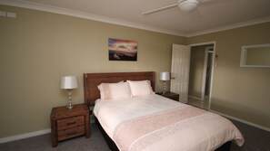 3 chambres, fer et planche à repasser