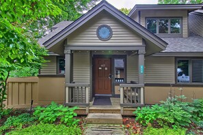 Een tweelaags huis met een veranda, een brievenbus en een voordeur met het nummer 617.