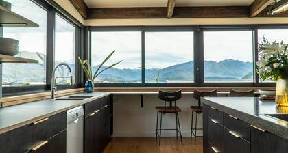 Farrant Drive - Sleeps 8 - Lake & Mountain Views - Modern & Stylish