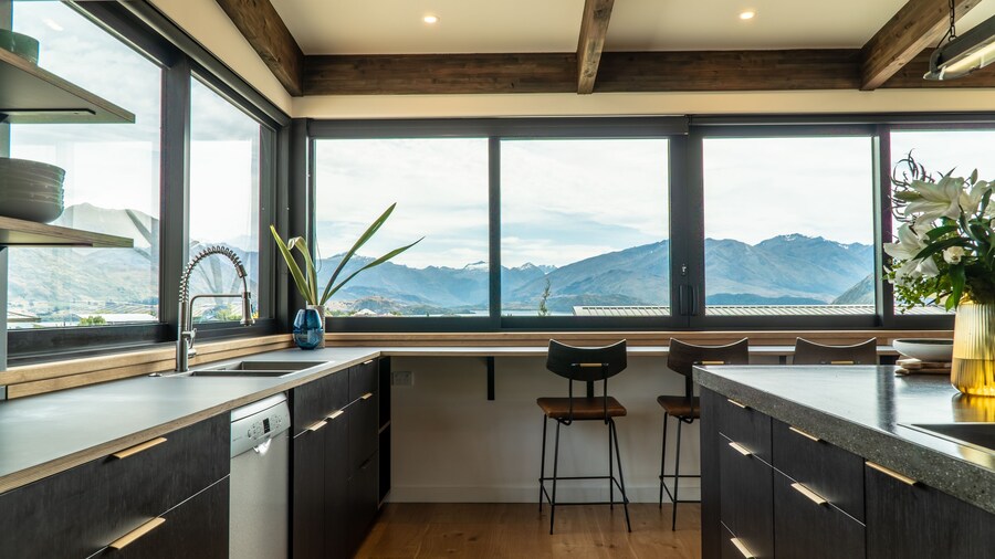 Farrant Drive - Sleeps 8 - Lake & Mountain Views - Modern & Stylish