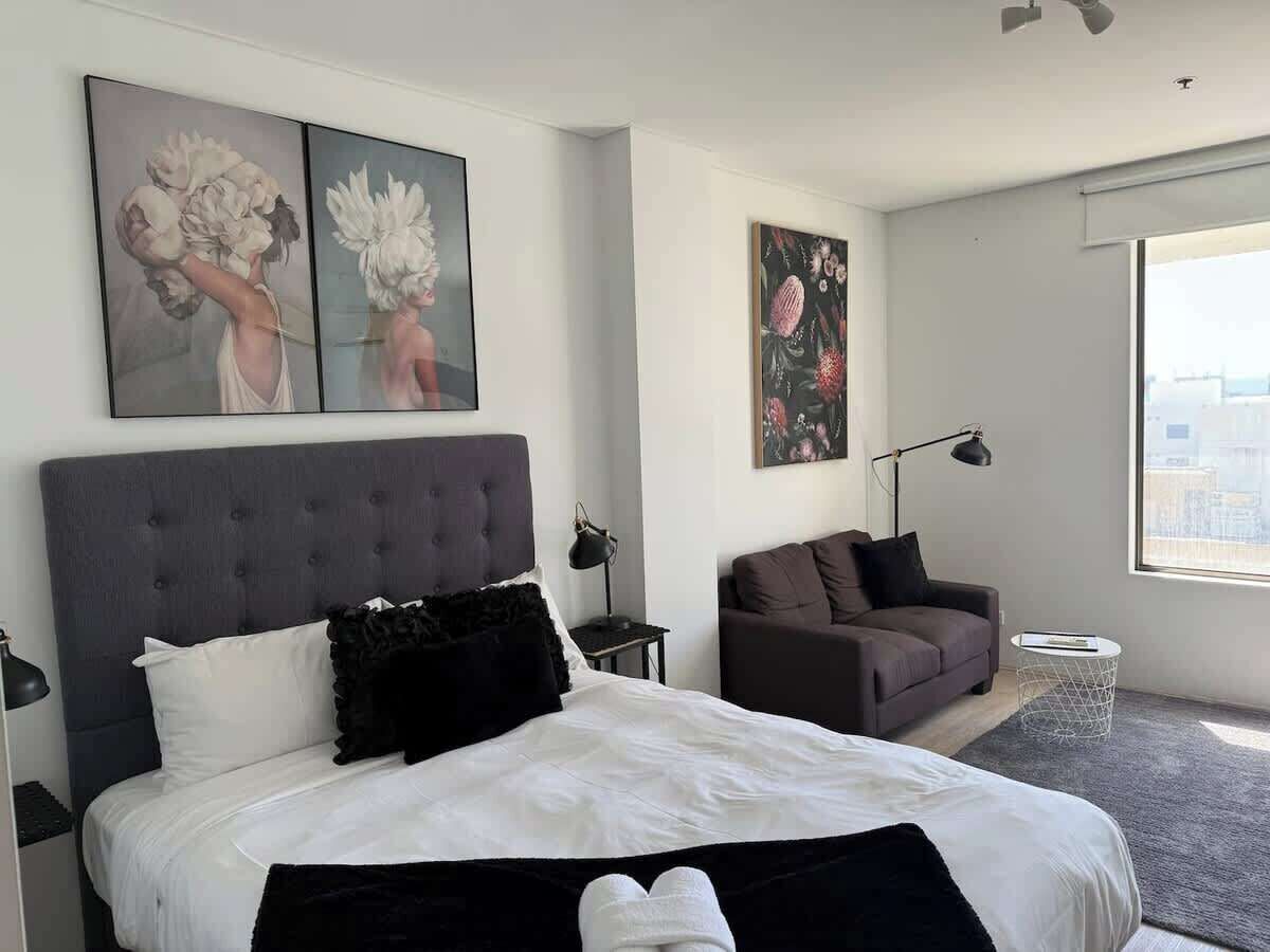 Iron/ironing board, free WiFi, bed sheets