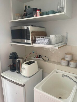 冰箱、微波炉、茶具/咖啡用具、烤面包机