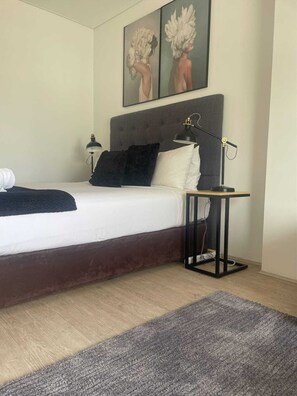 Escritorio, tabla de planchar con plancha, wifi gratis y ropa de cama