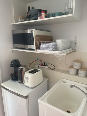 Refrigerador, microondas, cafetera y tetera y tostadora 