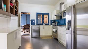 Een koelkast, een magnetron, een oven, een kookplaat