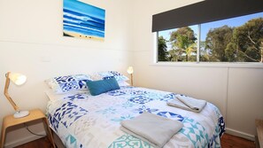 4 bedrooms, iron/ironing board, travel cot, free WiFi - Bluetongue @ Culburra: Pet Friendly, 4 Mins to Beach (Culburra Beach)
