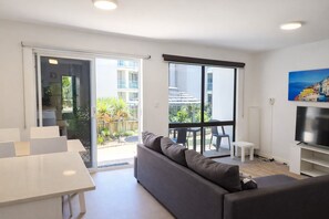 TV - West Beach Lagoon 206 - Sleeps Three! Value!!! (Scarborough)