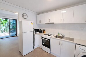 ثلاجة، ميكروويف، فرن، موقد طهي مسطح