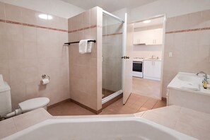 Kostenlose Toilettenartikel, Haartrockner, Handtücher