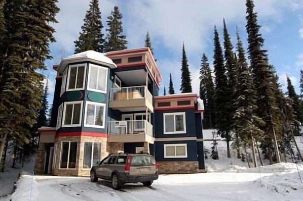 Exterior - Fabulous Home on Lower Knoll - Each Bedroom w/Ensuite, Private Hot Tub & BBQ (Silver Star Mountain)