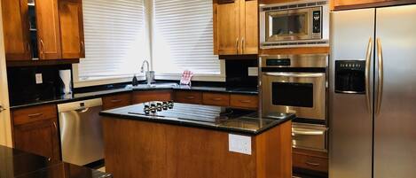 Refrigerador, microondas, horno, placa de cocina