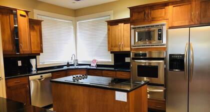 Fabulous Home on Lower Knoll - Each Bedroom w/Ensuite, Private Hot Tub & BBQ