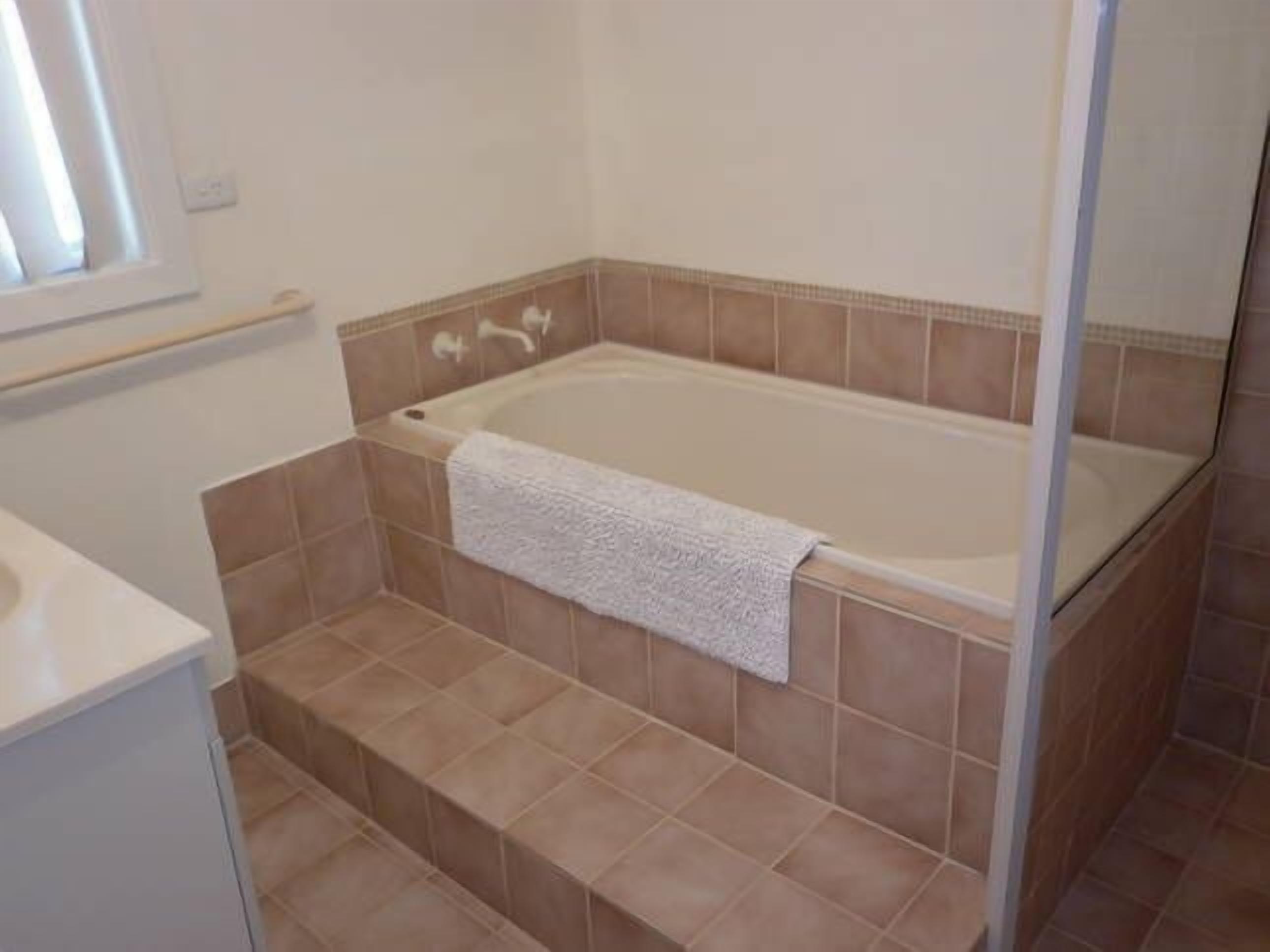 MERREDIN ACCOMMODATION COTTAGE :WIFI & Foxtel incl. 2 min walk to Shops