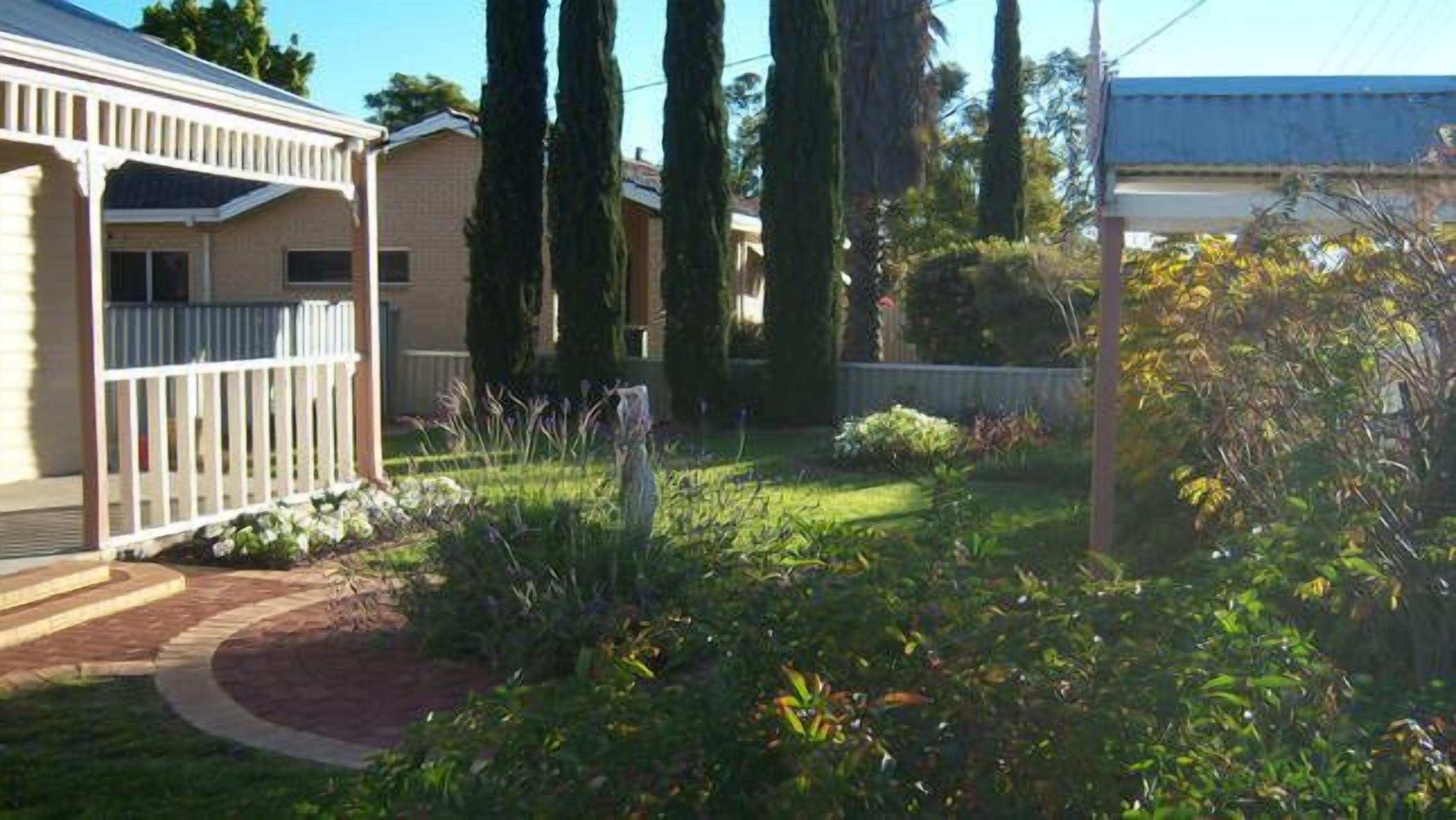 MERREDIN ACCOMMODATION COTTAGE :WIFI & Foxtel incl. 2 min walk to Shops