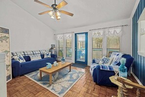 Fernseher, DVD-Player, Arbeitsbereiche