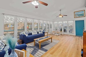 Fernseher, DVD-Player, Arbeitsbereiche