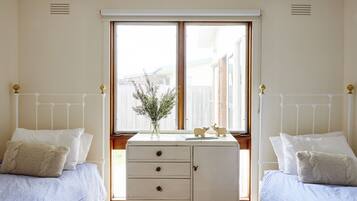 4 makuuhuonetta, silitysrauta/-lauta, vauvan matkasänky, ilmainen Wi-Fi