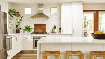 Jääkaappi, mikroaaltouuni, uuni, liesi