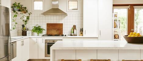 Réfrigérateur, four à micro-ondes, un four, surface de cuisson